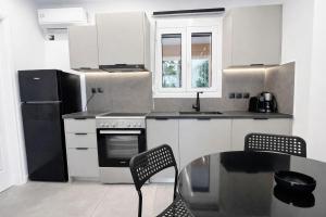Glyfada Garden Apt with Open Sunset Views by ΜΡS