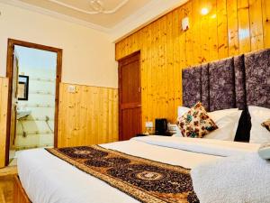 Hotel Suraj Inn ,near Hadimba Devi Temple ! Rooftop Restaurant ! Personal Parking