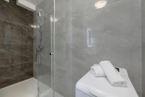 Nadmorski Apartament z Tarasem, Ogródkiem i Parkingiem Blisko Plaży by Noclegi Renters