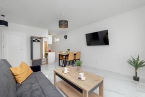 Nadmorski Apartament z Tarasem, Ogródkiem i Parkingiem Blisko Plaży by Noclegi Renters