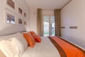 Villa Prestige - Steps from the Sea Shared Pool