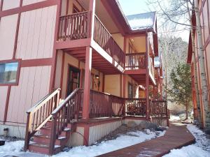Valley Condo 121 - Creekside - WiFi - Pet Friendly - Hot Tub - Fireplace - Washer - Dryer - Playground