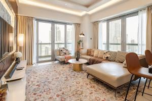 33F Panorama Balcony Fountain Views Luxe Pool