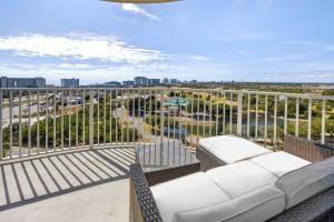 11th Floor Condo with Resort Amenities