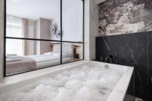 Love Story Studio with Jacuzzi by Lion Apartments