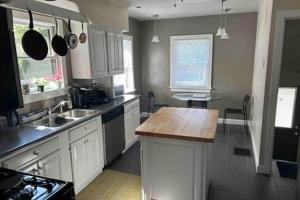Spacious Brick Home - Sleeps 8 - Near Downtown