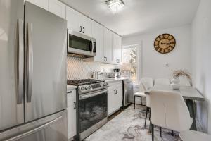 Easy Access to NYC! Sleek Suburban Apartment