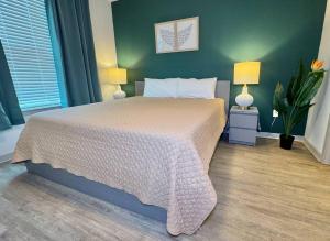 Modern King Bed Deerwood Pool Gym Downtown Jax I95