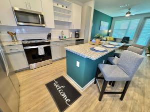 Modern King Bed Deerwood Pool Gym Downtown Jax I95