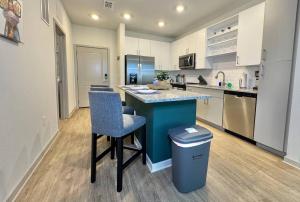 Modern King Bed Deerwood Pool Gym Downtown Jax I95