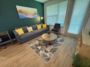 Modern King Bed Deerwood Pool Gym Downtown Jax I95