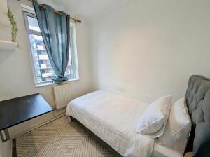 Spacious 3BR London Flat with FREE Parking