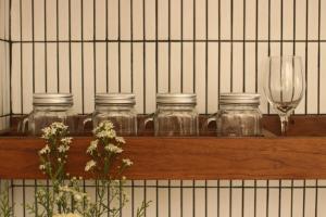 NEW Sunlit 2BR Close to BEACH retreat w rooftop