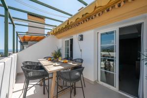 Newly Renovated 3BED Penthouse Retreat with Pools in Prime Location