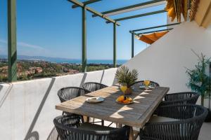 Newly Renovated 3BED Penthouse Retreat with Pools in Prime Location