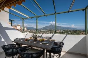 Newly Renovated 3BED Penthouse Retreat with Pools in Prime Location