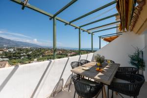 Newly Renovated 3BED Penthouse Retreat with Pools in Prime Location