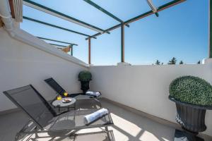 Newly Renovated 3BED Penthouse Retreat with Pools in Prime Location