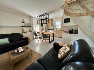 "ZeeLandZon" Holiday home by the lake with Jacuzzi and Sauna