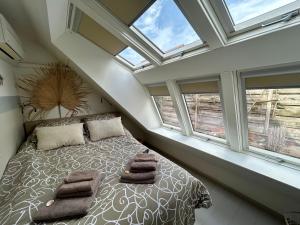 "ZeeLandZon" Holiday home by the lake with Jacuzzi and Sauna