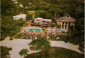 Colorful 3-BD Unit Opening on Pool