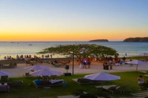 Colorful 3-BD Unit Opening on Pool