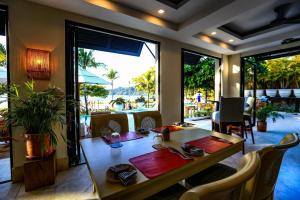 Colorful 3-BD Unit Opening on Pool