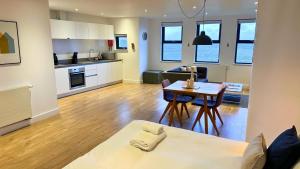 Lord Clyde - Accessible 1-Bed Luxury Studio Apartment by Together Travel