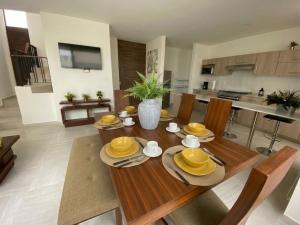 Casa Amarilla Ideal para Ejecutivos Zona Industrial Si Facturamos