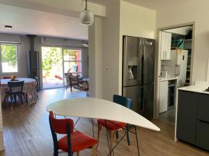 Maison colorée a la rochelle avec Piscine