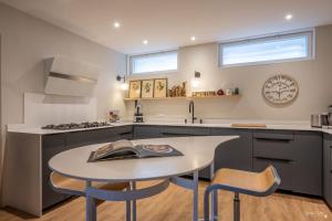 Maison colorée a la rochelle avec Piscine