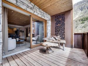 Bel appartement 4 pièces avec terrasse et parking, à 350m du centre de Val dIsère - FR-1-567-40
