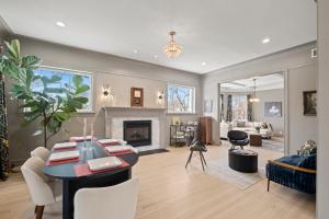 Elegant and Chic 2Bed 2Bath steps from the lake!