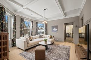 Elegant and Chic 2Bed 2Bath steps from the lake!