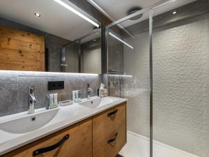 Appartement contemporain près des pistes à Val dIsère, 4 chambres, cheminée, parking inclus - FR-1-567-14