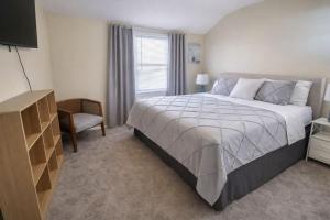 Chic Parma Stay Near Cleveland