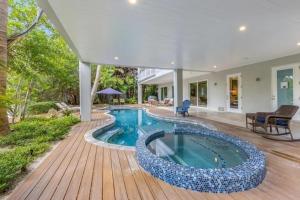 A Shore Thing: On Canal! Pool Spa! Rooftop Deck by Anna Maria Life Vacation Rentals