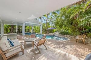 A Shore Thing: On Canal! Pool Spa! Rooftop Deck by Anna Maria Life Vacation Rentals