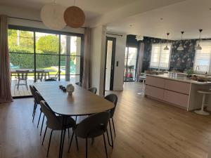 Grande maison familiale au coeur du village, avec piscine et proche mer