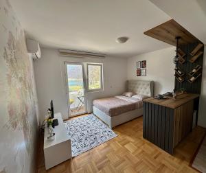 Apartment Lake story