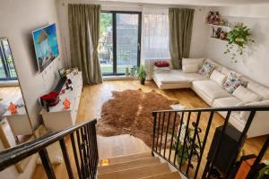 Nomad - Gramercy Luxury Triplex w - Balcony