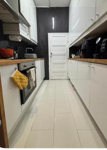 Cozy bedroom Next to QE & University