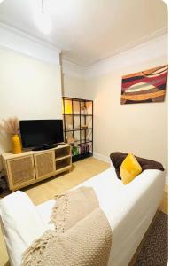 Cozy bedroom Next to QE & University