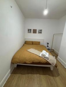 Cozy bedroom Next to QE & University