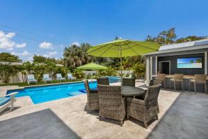 Coconut Hut - Pool & Spa, Pool Table, Putting Green by Anna Maria Life Vacation Rentals