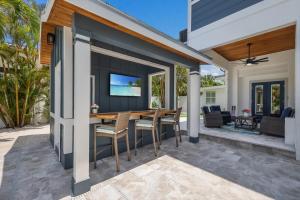 Coconut Hut - Pool & Spa, Pool Table, Putting Green by Anna Maria Life Vacation Rentals
