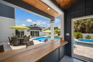 Coconut Hut - Pool & Spa, Pool Table, Putting Green by Anna Maria Life Vacation Rentals