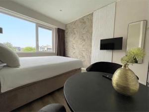 Chic Suite w Bathroom & Kitchen