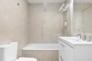 Malaga Eye - Pool, gym and parking free