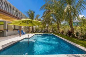 Deja Blu - 1 Block to Beach! Tropical Oasis, Poolside Lounge, Pool & Spa by Anna Maria Life